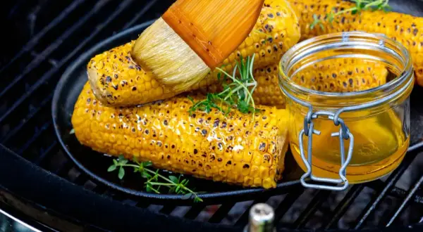 Grilla majskolv på grillen, pensla med smält smör och garnera med färska örter. En härlig sommardessert!
