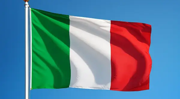 Bandiera italiana sventola nel cielo azzurro. Anche se il 6 gennaio si lavora, la patria è sempre presente.