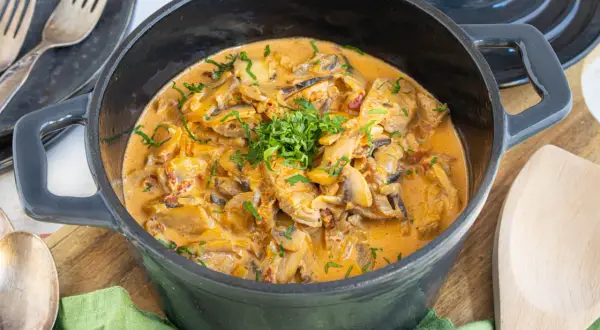 Herzhaftes Schweinefilet in cremiger Pilzsoße, ein schnelles Gericht, das Appetit macht. Perfekt für schnelle Schweinefilet Rezepte.