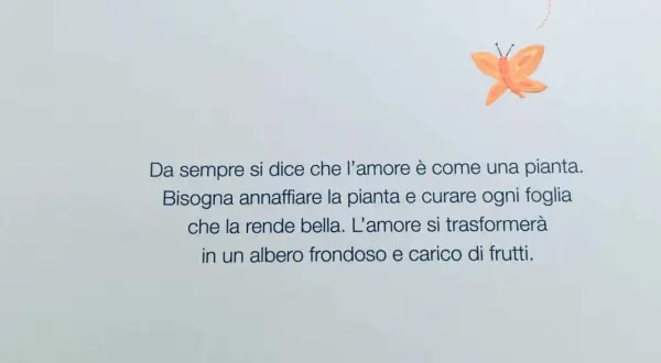 Farfalla arancione vola sopra un testo che parla di come l'amore, come una pianta, ha bisogno di cure e attenzioni per crescere e dare frutti. Un bisogno di amore che trasforma.