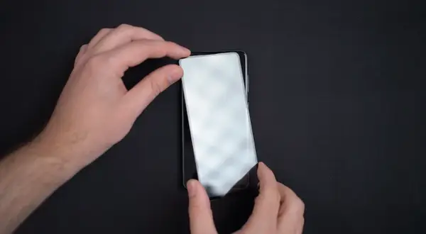 Profesjonalny sposób nakładania szkła na telefon bez przykrych niespodzianek