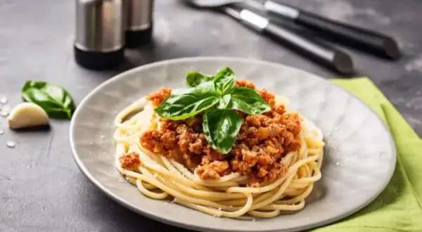 Spaghetti bolognese skąd pochodzi? Odkryj kontrowersje i historię
