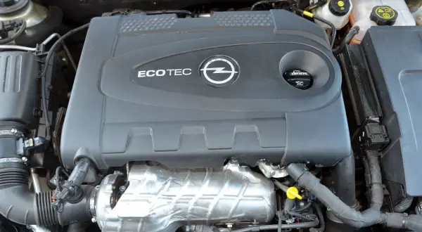 Silnik Ecotec w Opel Insignia 2.0 CDTI. Widoczny jest czarny plastikowy dekiel silnika z logo Opla.