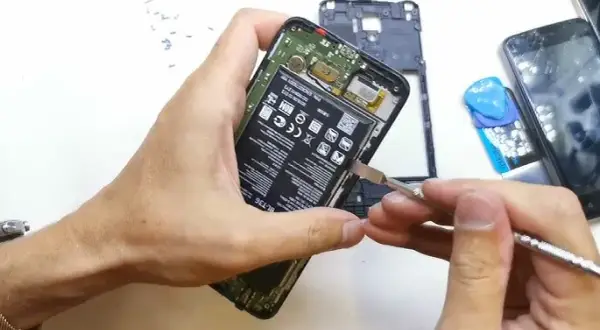 Wymiana baterii w LG Zero - uniknij problemów z akumulatorem