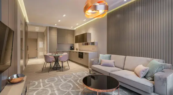 Nowoczesny salon z aneksem kuchennym 30m2 projekt. Jasna przestrzeń z sofą, stolikiem kawowym, jadalnią i kuchnią.