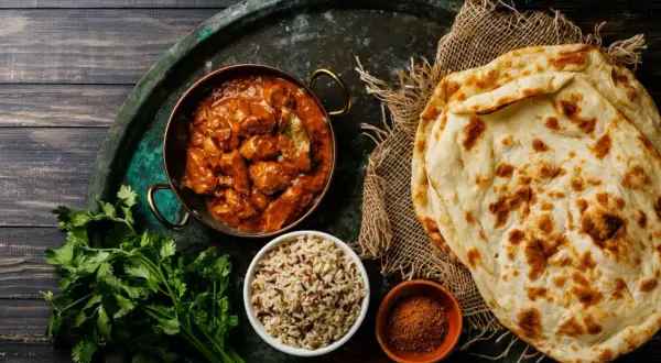 Aromatic chicken curry, ryż, świeża kolendra i chlebki naan. To jest właśnie pyszne curry!