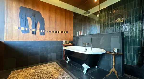 Salle de bain moderne avec baignoire îlot noire. Le nettoyage baignoire acrylique est facile grâce aux matériaux de qualité.