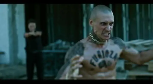 Mateusz Damiecki w filmie "Furioza" w scenie pełnej napięcia.