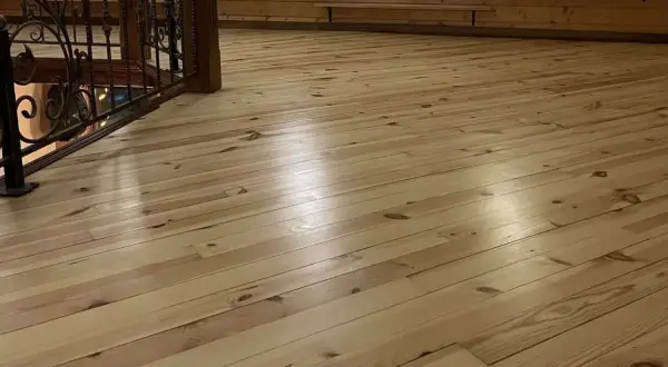 Drewniana podłoga po olejowaniu, lśniąca i gotowa do użytku. Zastanawiasz się, ile schnie olej do drewna? Ta podłoga dowodzi, że warto poczekać.