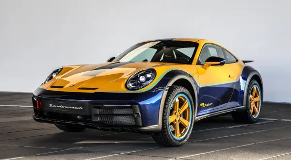 Gul och mörkblå Porsche 911 Dakar redo för ett äventyr. Denna porsche safari-inspirerade bil har högre markfrigång och grova däck.