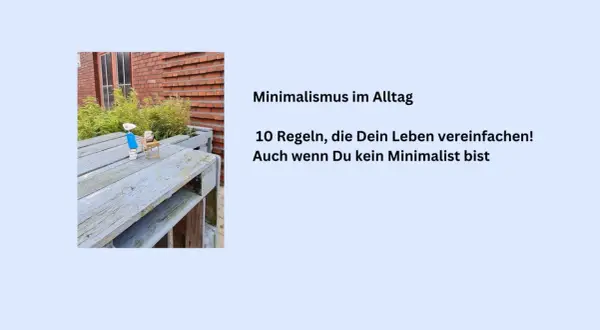 Minimalismus im Alltag: Was braucht man wirklich? Eine kleine Holzfigur sitzt an einem Tisch, umgeben von Grün. 10 Regeln für ein einfacheres Leben.