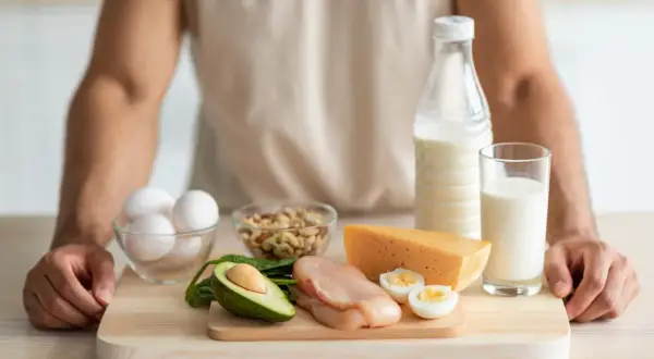 Produkty bogate w wapń: mleko, ser, jajka, orzechy, awokado. Zapobiegaj niedoborowi wapnia, jedząc zdrowo.
