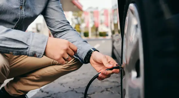 Jakie ciśnienie w oponach 215/45 R17? Uniknij niebezpieczeństw na drodze