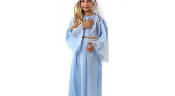 Dziewczynka w błękitnym stroju Maryi z białym welonem i złotym pasem.