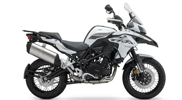 Motocicleta blanca y negra estilo maxi trail, lista para aventuras.