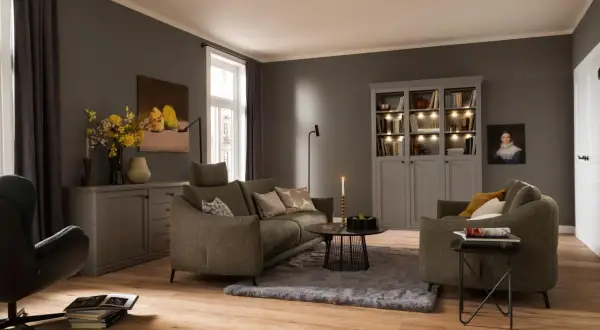 Ein weicher, grauer Teppich liegt unter dem Sofa und dem Couchtisch und schafft eine gemütliche Atmosphäre im Wohnzimmer.