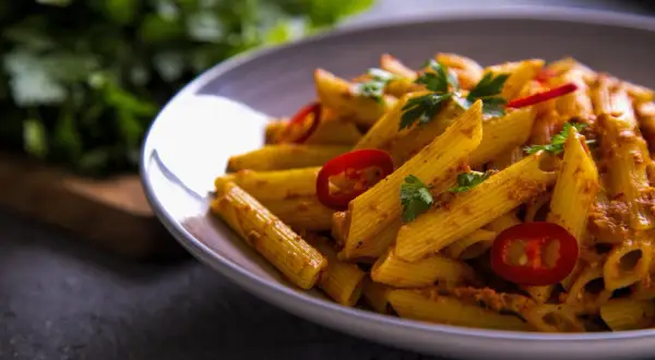 Pesto rosso: Z czym podać? Odkryj nowe smaki w 15 minut!