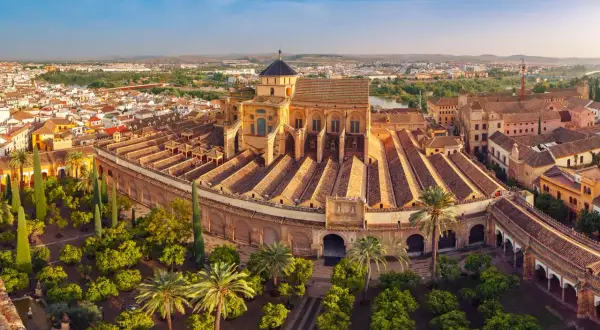 Vista aérea de la Mezquita-Catedral de Córdoba, uno de los monumentos de Córdoba más impresionantes, con su patio de naranjos y la ciudad al fondo.