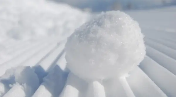 Kula śnieżna na przygotowanym stoku narciarskim. To właśnie jest cold, czyli zimno, które czuć na skórze.
