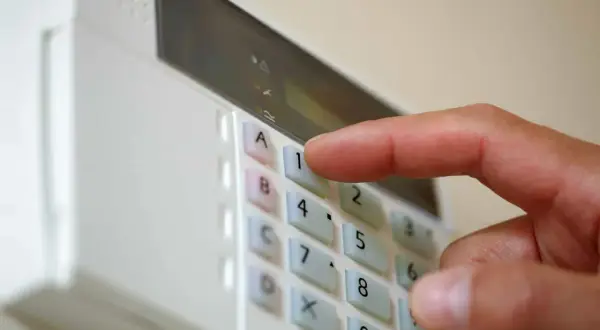 Jak założyć alarm w domu? Kompletny przewodnik DIY i koszty