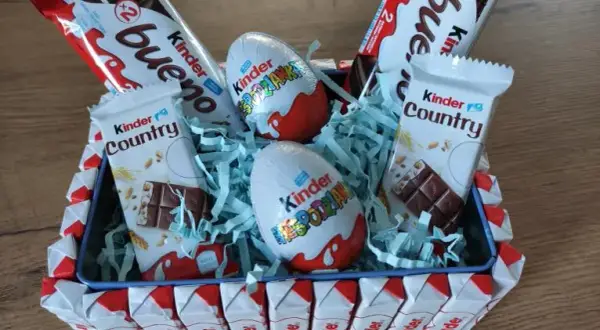 Jak zrobić tort z batoników Kinder? 2 pomysły krok po kroku
