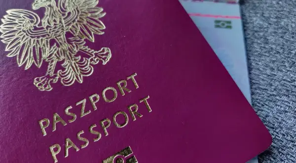 Paszport jest niezbędny, jeśli zastanawiasz się, czy do Rzymu potrzebny jest paszport. Polski paszport z orłem w koronie.