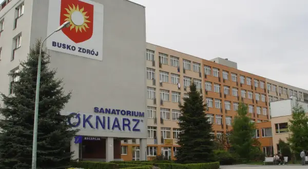 Sanatorium Włókniarz w Busku-Zdroju. Budynek z charakterystycznym herbem i napisem. Wiele pozytywnych sanatorium włókniarz opinie.