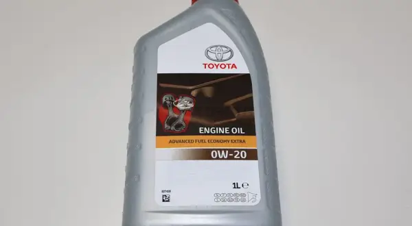 Olej 0W-20 Toyota: Co musisz wiedzieć? Normy, zamienniki, hybrydy.