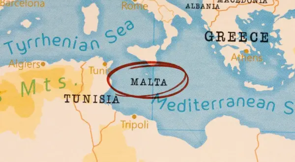 Mapa pokazuje, gdzie leży Malta, wyspa na Morzu Śródziemnym, między Tunezją a Grecją.