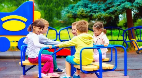 Plac zabaw: Od kiedy niemowlę? Samodzielność 7-latka i bezpieczeństwo