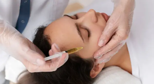 Czy botox jest bezpieczny? Poznaj ryzyka i skutki uboczne zabiegu