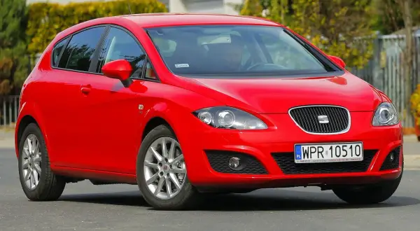 Czerwony Seat Leon 2 z polskimi tablicami rejestracyjnymi WPR 10510.