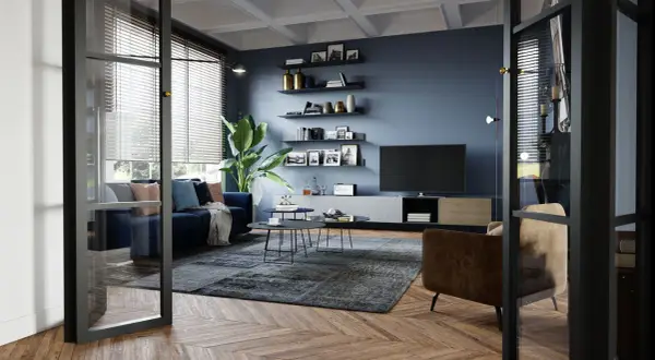 Soggiorno moderno con divano blu, poltrona marrone, tappeto grigio e TV. Idee su come arredare un soggiorno con stile e funzionalità.