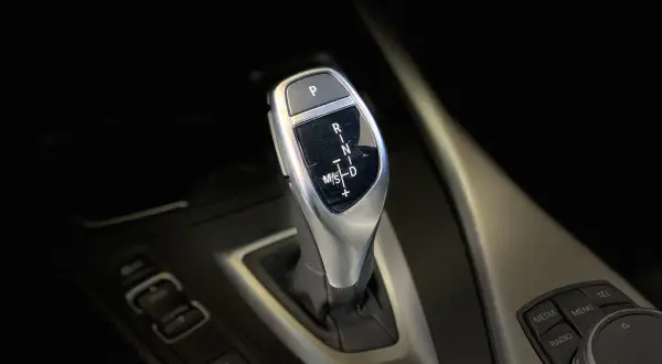 Levier de vitesse d'une voiture automatique, idéal pour un permis de conduire boite automatique. P, R, N, D, S.