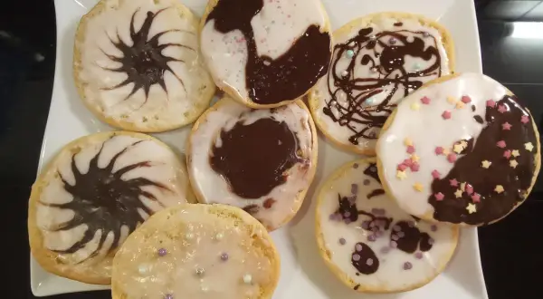 Amerikaner Kekse mit Zuckerguss und Schokoladendekor, inspiriert von Rezepten, die man auch mit dem Thermomix zubereiten kann.