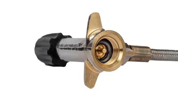 En adapter för primus gas till Trangia. Den har en mässingskoppling och en svart ratt.