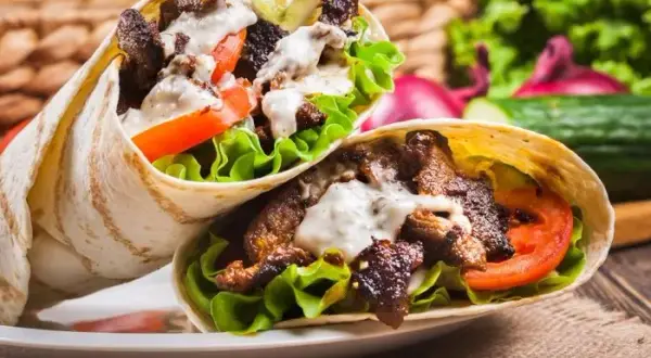 Ile kalorii ma kebab w tortilli? Zaskakujące różnice w kaloryczności
