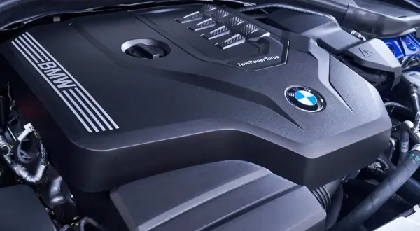 Silnik BMW TwinPower Turbo, model b48, z logo BMW.