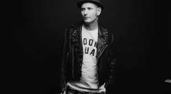 Corey Taylor, leader della band, con giacca di pelle, t-shirt e cappello.