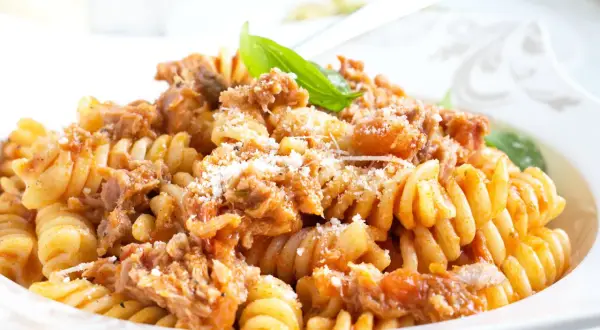 Fusilli-Pasta mit Thunfisch-Tomaten-Sauce, bestreut mit Parmesan. Ein köstliches Gericht, das zeigt, wie vielseitig Thunfisch-Rezepte sein können.