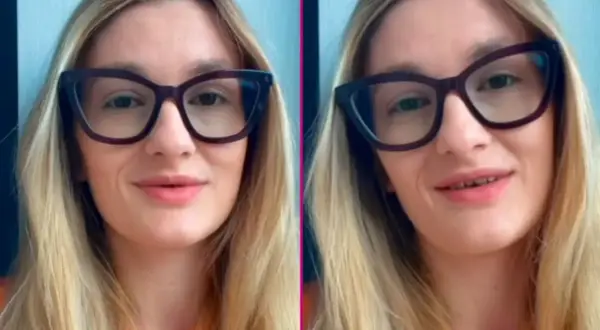 Uśmiechnięta blondynka w okularach, z widocznymi tureckie zęby.