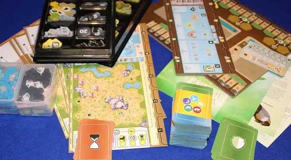 Brettspielkomponenten für "Arche Nova Strategie": Spielbrett, Karten, Marker und Tierfiguren.