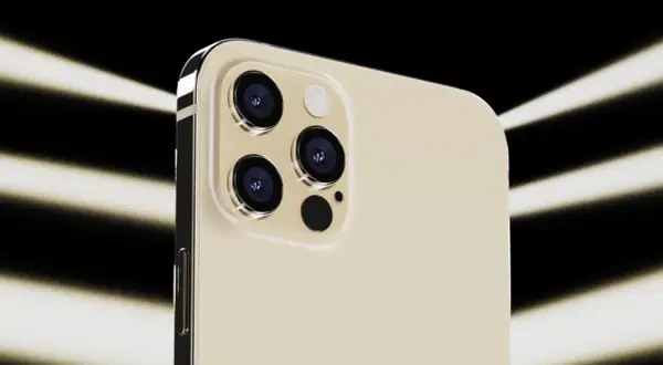 Dettaglio del modulo fotocamera dell'iPhone 12, con tre obiettivi e flash. La fotocamera megapixel cattura ogni dettaglio.