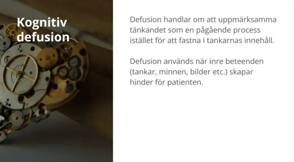 Kognitiv defusion handlar om att observera tankar som en process, inte fastna i dem. Bilden visar urverksdetaljer, som symboliserar komplexiteten i tankar.