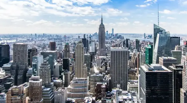 Widok na Manhattan z Empire State Building. Zastanawiasz się, ile się leci do Nowego Jorku?