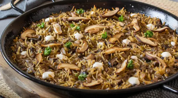 Fideuá de setas en paellera, con fideos finos, champiñones laminados y puntos de alioli. Un plato sabroso y otoñal.