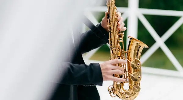 Saksofon na wesele: wszystko co musisz wiedzieć o oprawie muzycznej