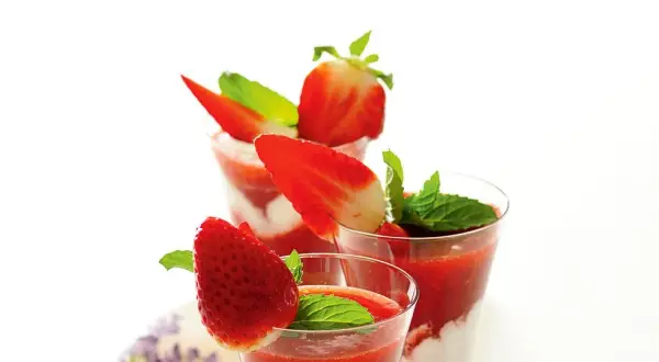 Smakowite drinki z truskawkami, które zachwycą Twoich gości