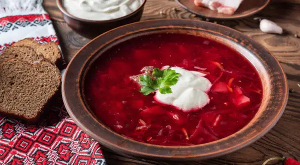 Pyszna botwina mojej babci, podana z chlebem i śmietaną. Aromatyczny, rozgrzewający barszcz, który zawsze smakuje jak w domu.