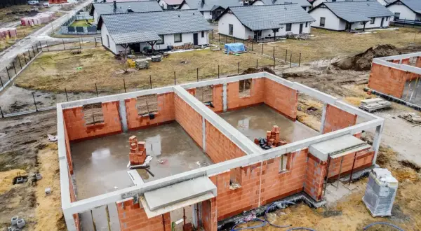Budowa domu od podstaw. Fundamenty i pierwsze mury z cegły to kluczowy etap, gdy zastanawiasz się, deweloper jak zacząć.